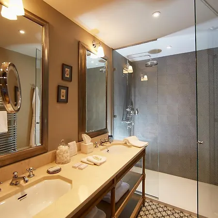 Domaine De Fontenille Hotel 4*