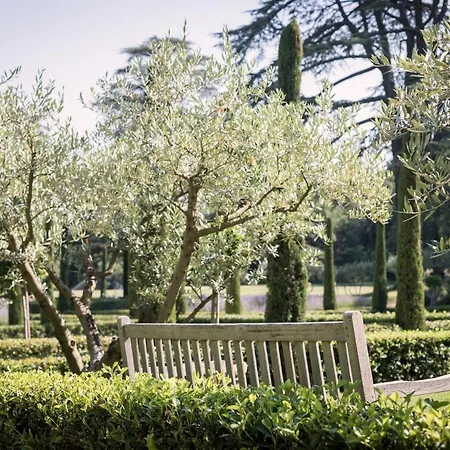 Domaine De Fontenille 호텔